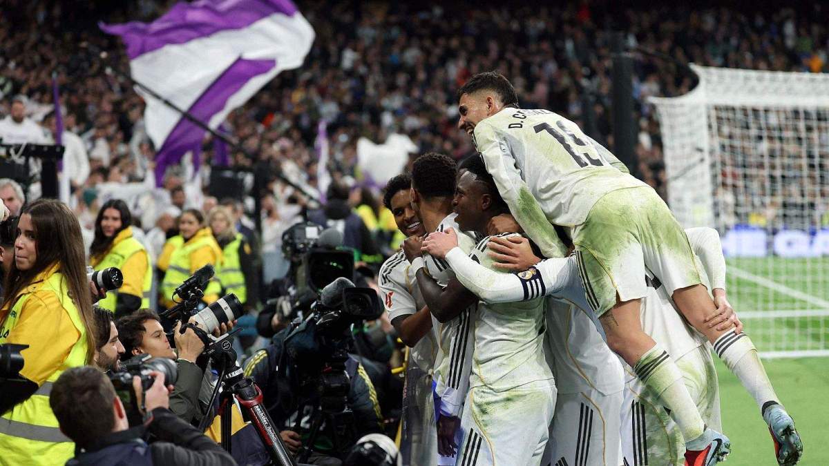 Jugadores del Real Madrid celebrando el gol de Kylian Mbappé contra el Rayo Vallecano. Jugadores del Real Madrid celebrando el gol de Kylian Mbappé contra el Rayo Vallecano.