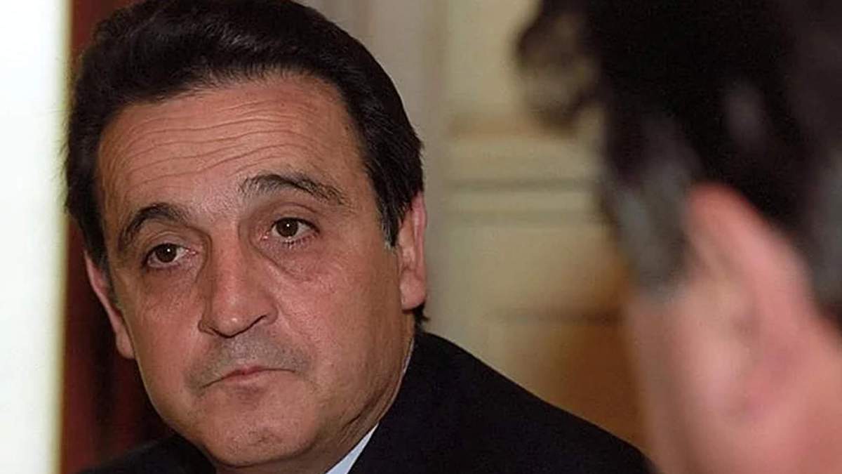 Enríquez Negreira en traje.