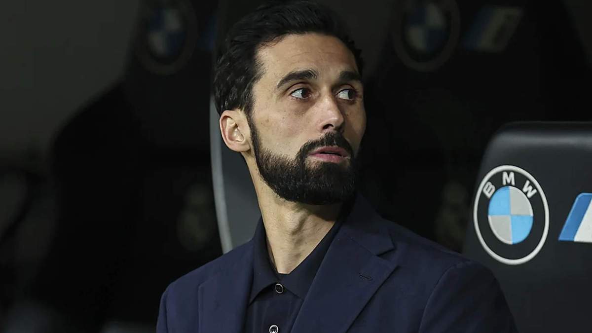 Álvaro Arbeloa sentado en el banquillo del Real Madrid. 