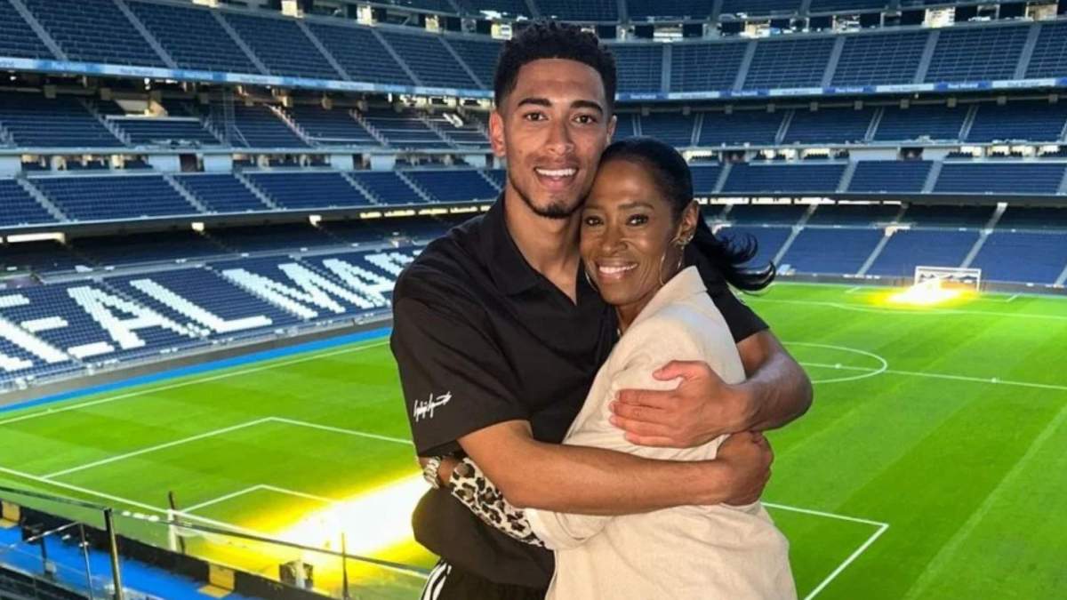 Bellingham junto a su madre en el Bernabéu