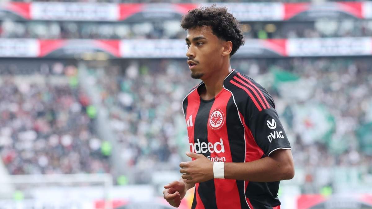 Nathaniel Brown jugando un partido de Bundesliga.