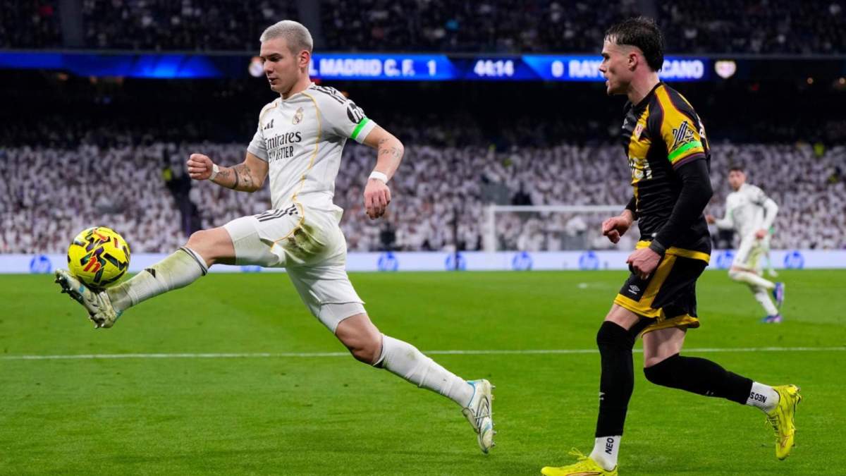 Franco Mastantuono, controlando un balón delante de Pep Chavarría.