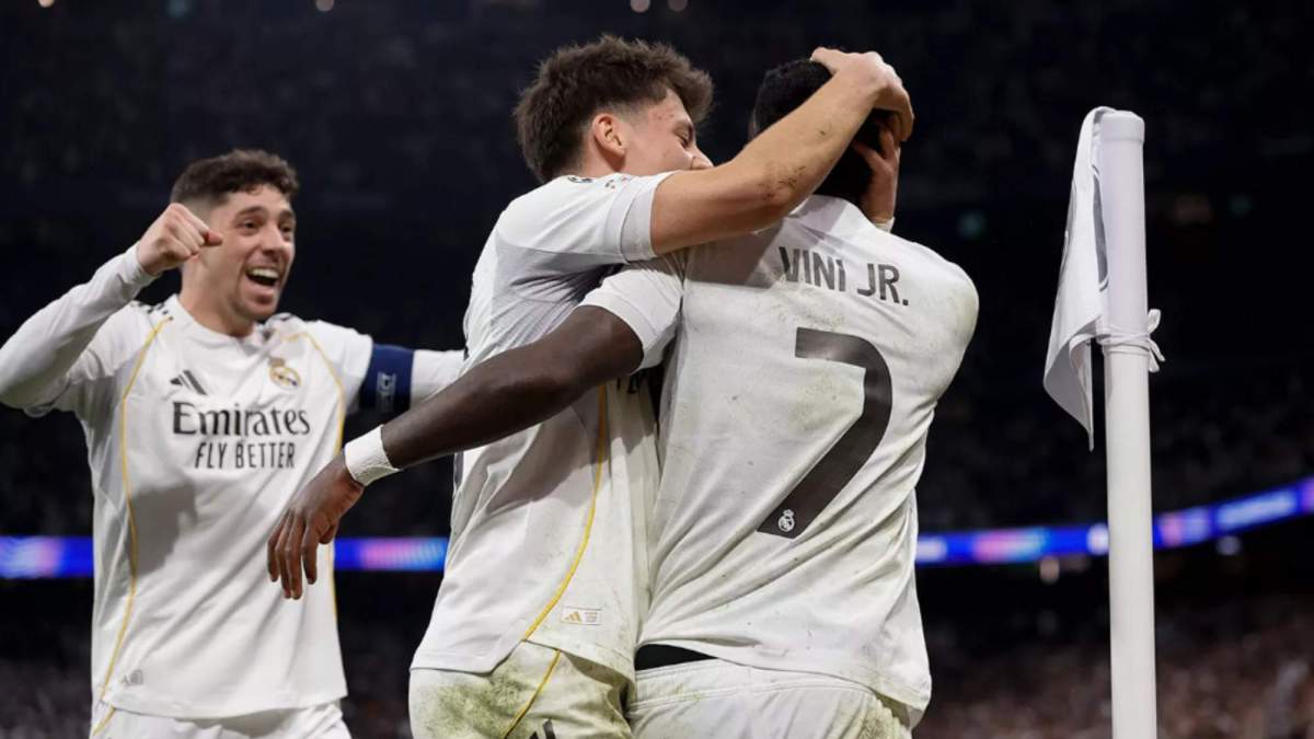 Fede Valverde celebrando el gol de Vinicius junto al brasileño y Arda Güler Fede Valverde celebrando el gol de Vinicius junto al brasileño y Arda Güler
