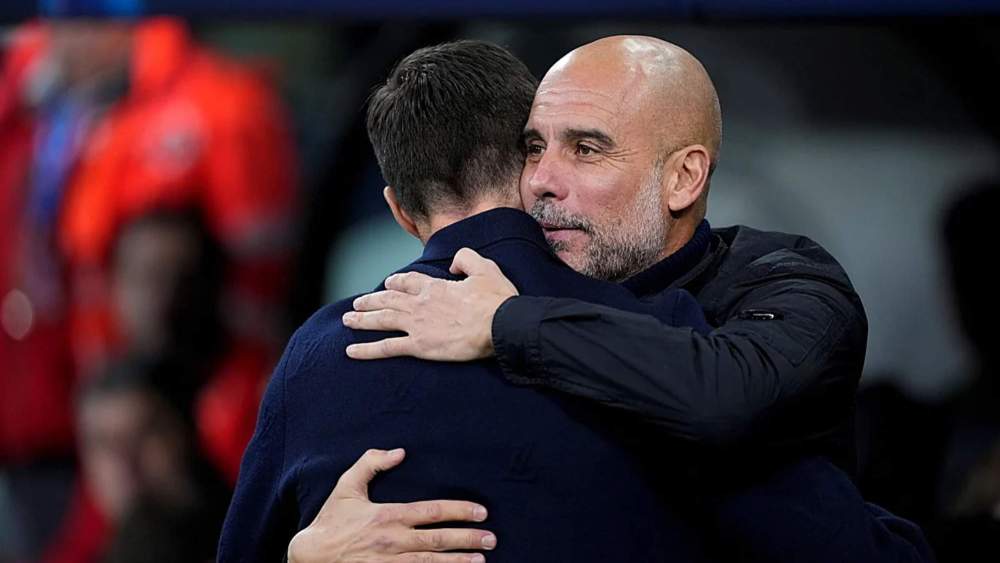 Pep Guardiola se saluda con Xabi Alonso durante la última visita del Manchester City al Santiago Bernabéu. Pep Guardiola se saluda con Xabi Alonso durante la última visita del Manchester City al Santiago Bernabéu.
