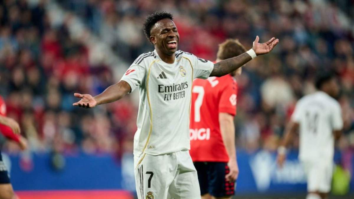 Vinicius con gesto de protesta en el Osasuna - Real Madrid