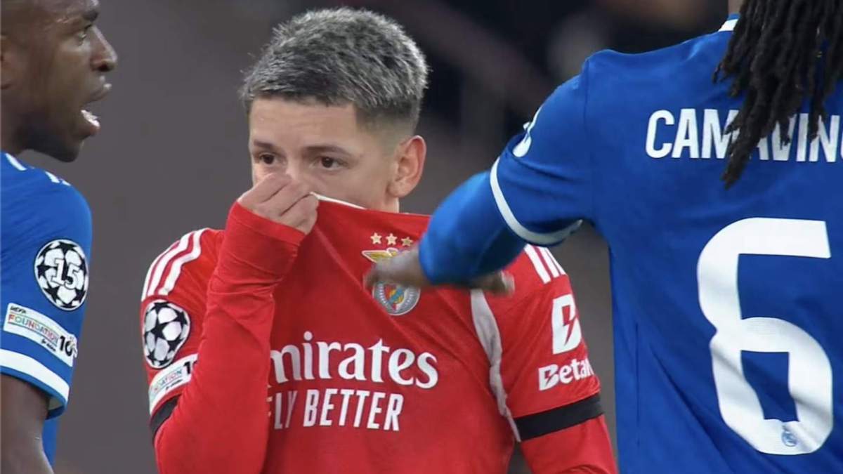 Gianluca Prestianni, bajándose la camiseta ante Vinicius Junior y Eduardo Camavinga.