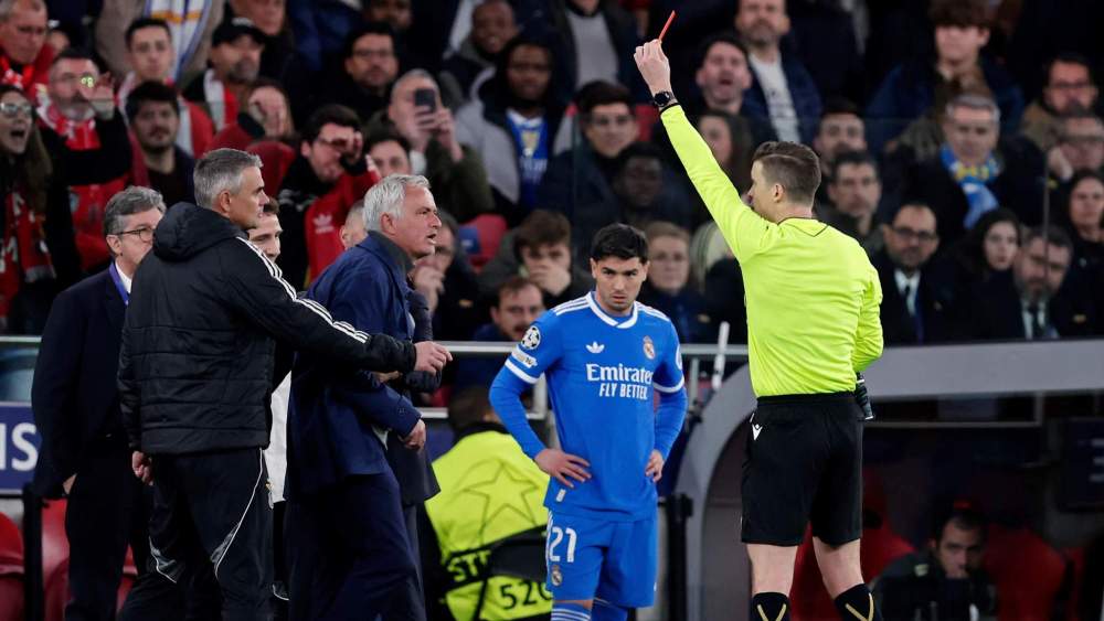 José Mourinho vio la tarjeta roja en el encuentro de ida de los 'play-offs' de la Champions contra el Real Madrid. José Mourinho vio la tarjeta roja en el encuentro de ida de los 'play-offs' de la Champions contra el Real Madrid.