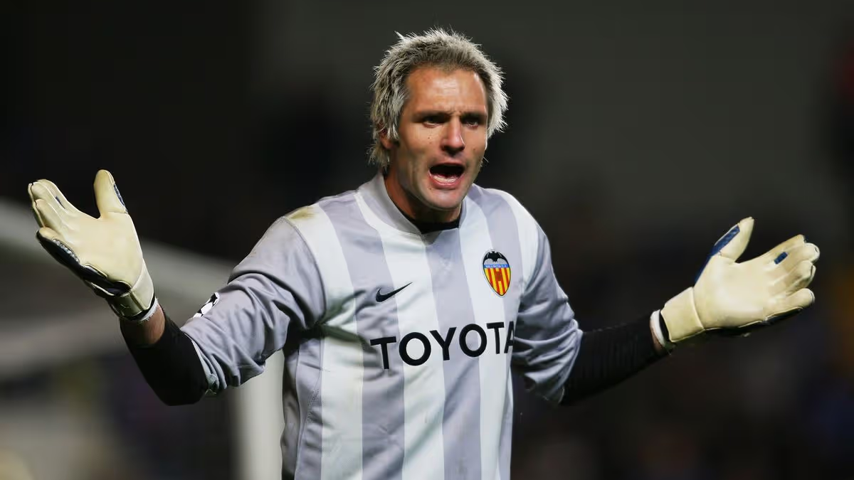 Santi Cañizares jugando un partido con el Valencia. 