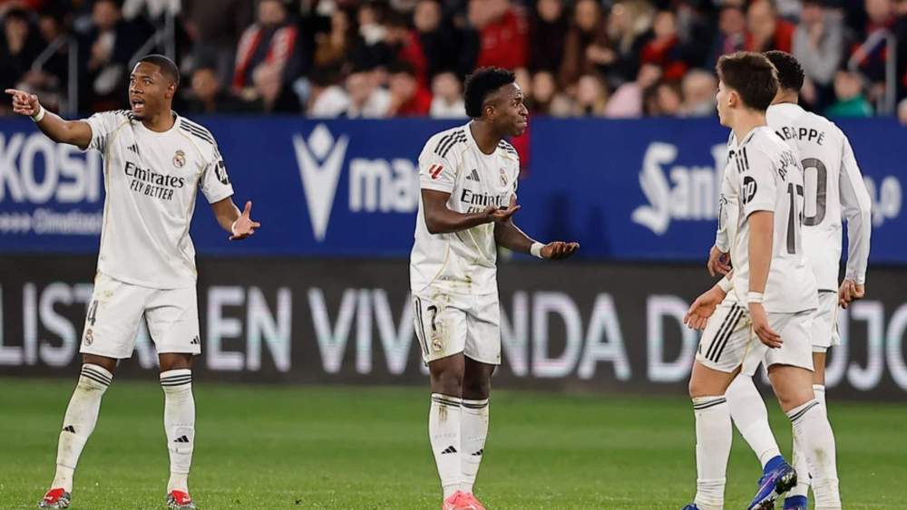 Algunos futbolistas del Real Madrid, hablando durante el partido contra Osasuna.