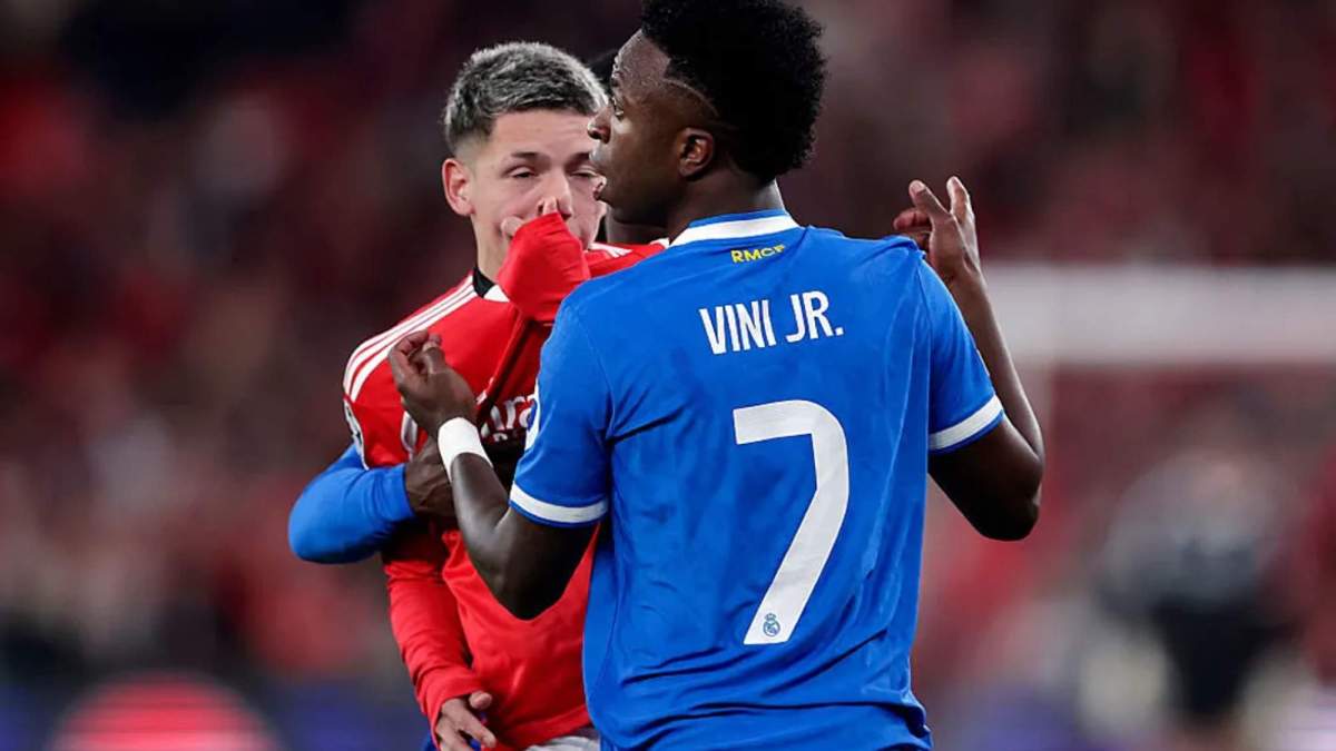 Vinicius Junior, con Gianluca Prestianni, que se tapa la boca cuando supuestamente ha originado la trifulca posterior por llamarle 