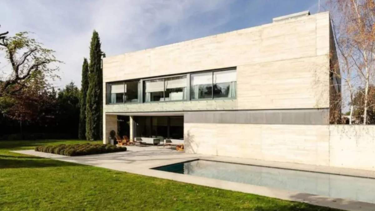 Jardín y piscina de la casa de Vinicius en Madrid