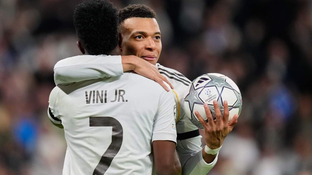 Mbappé y Vinicius abrazándose tras un gol Mbappé y Vinicius abrazándose tras un gol
