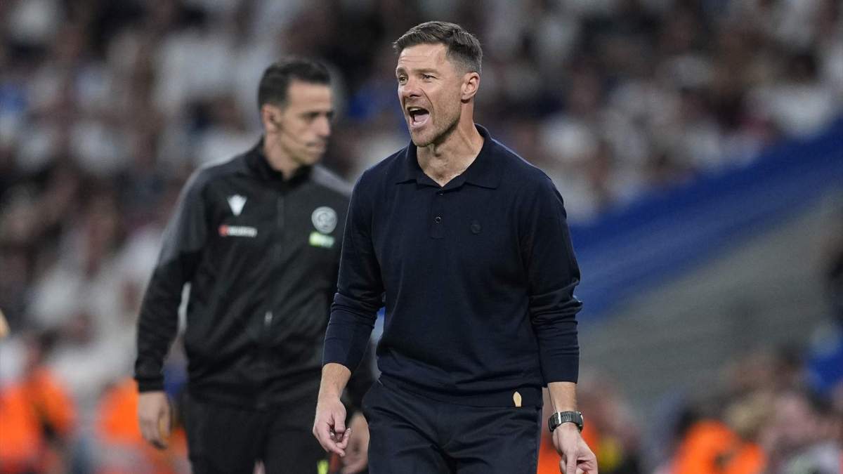 Xabi Alonso durante un partido en el Bernabéu