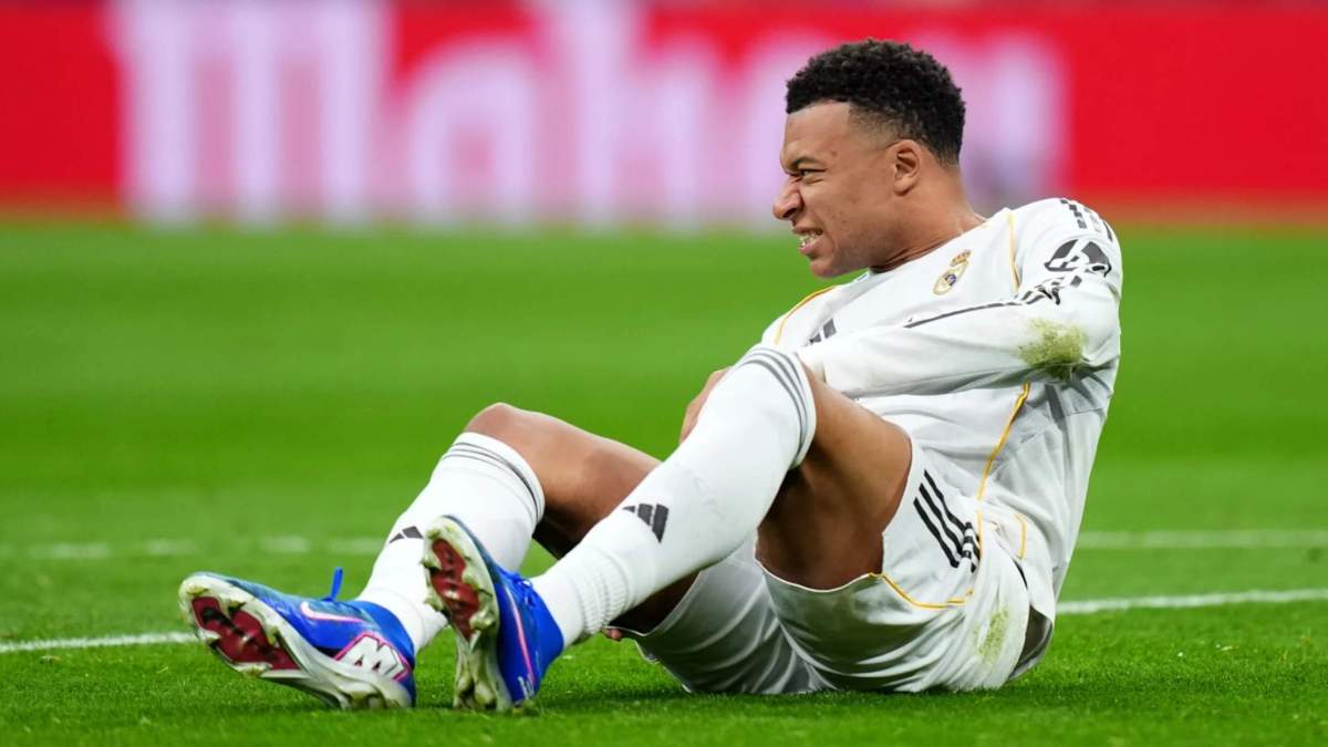 Mbappé podría operarse de la rodilla Mbappé podría operarse de la rodilla