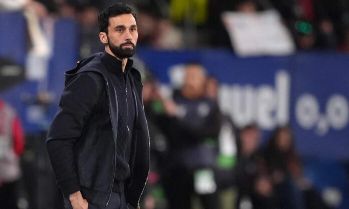 Álvaro Arbeloa, con rostro serio, en el área técnica de El Sadar durante el partido entre Osasuna y el Real Madrid del pasado sábado.