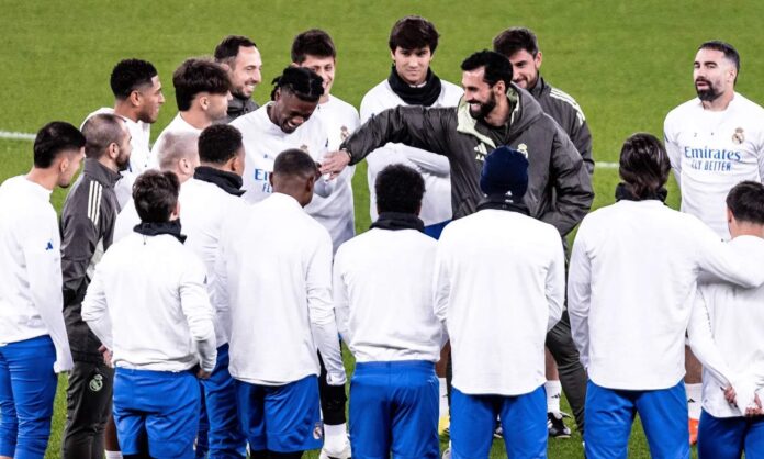Álvaro Arbeloa y los jugadores del Real Madrid en un entrenamiento. 
