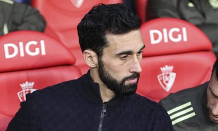 Álvaro Arbeloa sentado en el banquillo del Real Madrid.