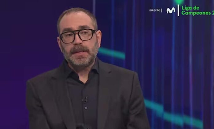 Axel Torres dando su opinión en Movistar. 