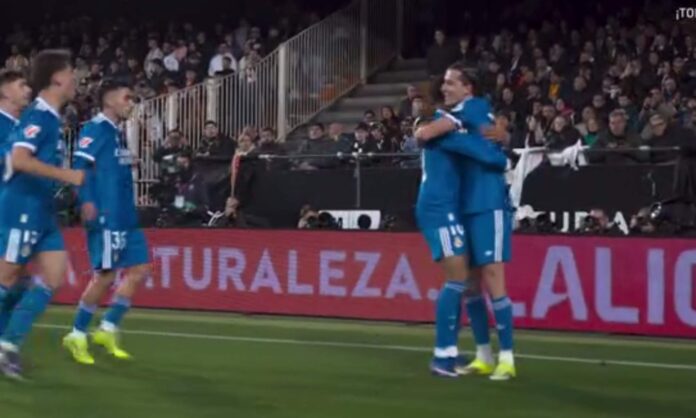 La broma de Mbappé a Carreras tras el gol del gallego