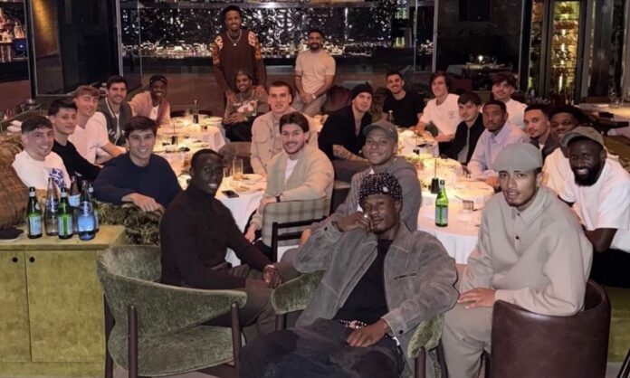 Jugadores del Real Madrid cenando.