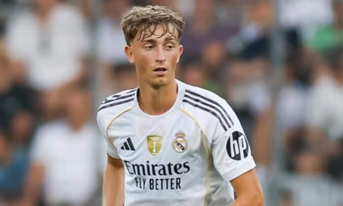 Dean Huijsen jugando un partido con el Real Madrid.