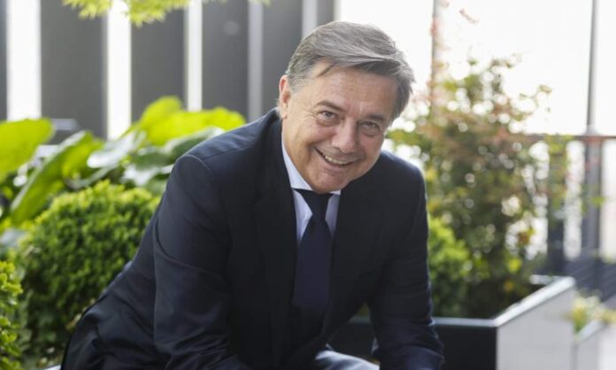 Doctor Mihic posando para una entrevista. 