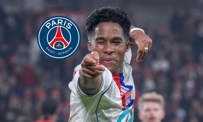 Endrick celebrando un gol con el Lyon y el escudo del Paris Saint-Germain .