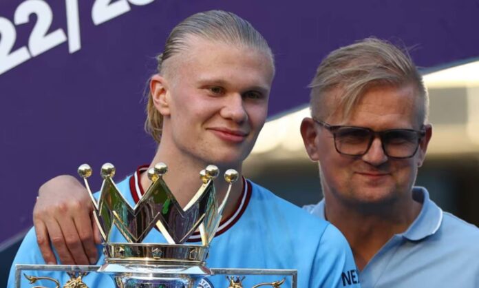 Erling Haaland, junto a su padre, Alfie Haaland, durante la celebración de un título con el Manchester City.