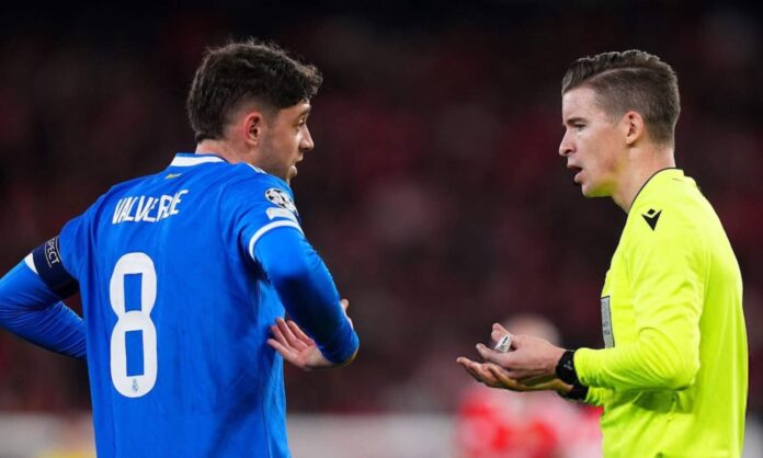 Fede Valverde, hablando con el árbitro Francois Letexier durante el partido entre el Benfica y el Real Madrid de la pasada semana en Lisboa.