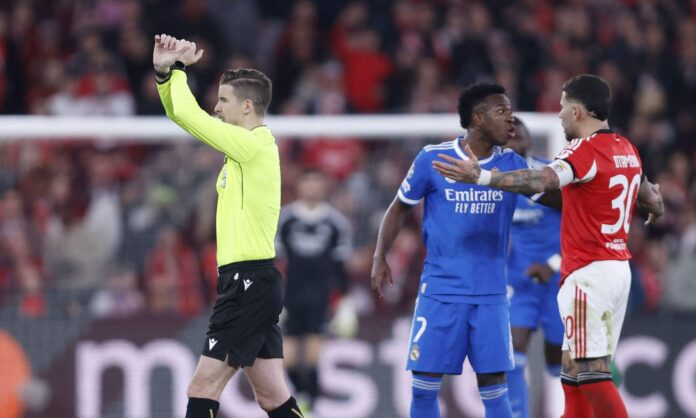 François Letexier, un árbitro con experiencia que supo gestionar lo ocurrido en Da Luz de la mejor manera