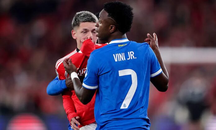 Vinicius Junior, con Gianluca Prestianni, que se tapa la boca. 