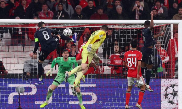 Anatoli Trubin marca el cuarto gol del Benfica al Real Madrid en el partido del pasado 28 de enero en el estadio Da Luz.