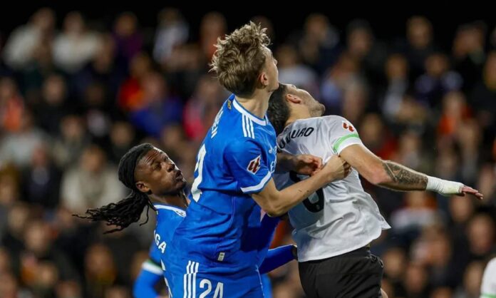 Dean Huijsen y Hugo Duro, disputando un balón aéreo. 