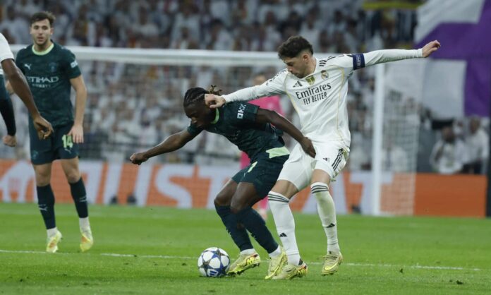 Jeremy Doku y Fede Valverde, peleando por un balón en el último enfrentamiento entre el Real Madrid y el Manchester City.