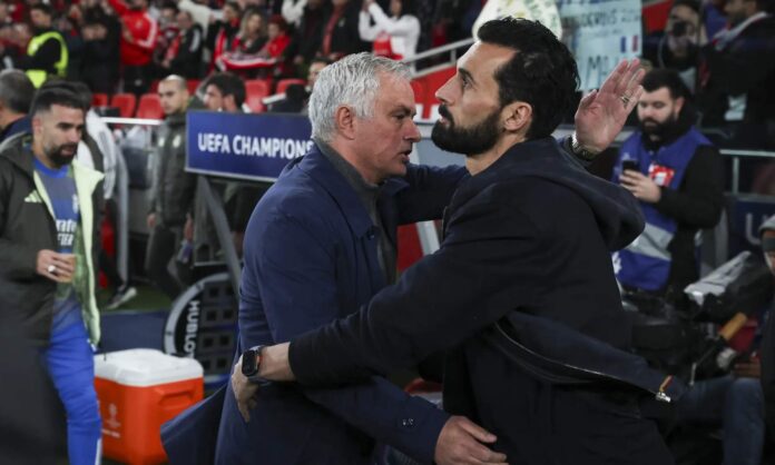 José Mourinho, saludándose con Álvaro Arbeloa antes del partido de este martes entre el Benfica y el Real Madrid.