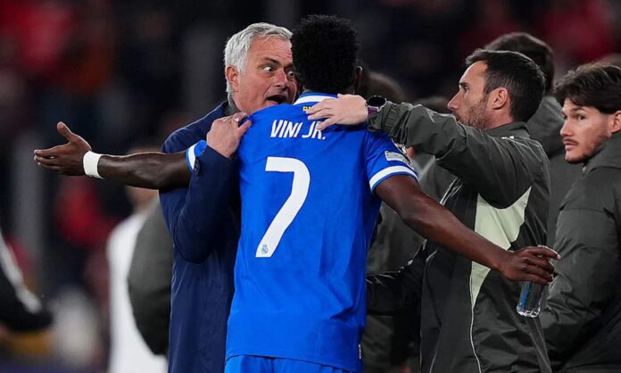José Mourinho, hablando con Vinicius Junior, durante el partido del Benfica contra el Real Madrid.