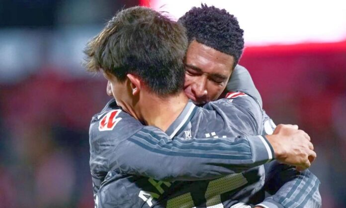 Arda Güler y Jude Bellingham abrazados en un partido del Real Madrid.