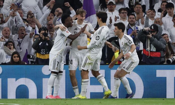 Vinicius Junior, Dean Huijsen, Gonzalo García y Arda Güler celebran un gol reciente del Real Madrid en un partido de Liga.
