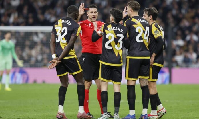 Jugadores del Rayo Vallecano protestando al árbitro. 