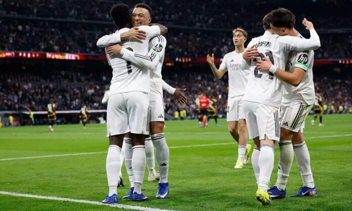 Varios jugadores del Real Madrid, celebrando uno de los goles ante el Rayo del partido del domingo pasado.