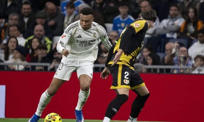 Kylian Mbappé, intentando desbordar a Ratiu, en una jugada de la primera parte del partido entre el Real Madrid y el Rayo Vallecano.