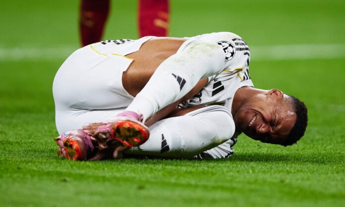 Kylian Mbappé, doliéndose en el suelo de su rodilla izquierda durante un partido de esta temporada con el Real Madrid.