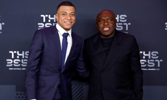 Kylian Mbappé, en una fotografía junto a su padre, Wilfred Mbappé, durante un evento.