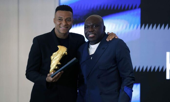 Kylian Mbappé con la Bota de Oro y Wilfried Mbappé.
