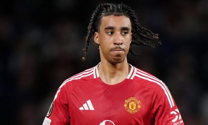 Leny Yoro no ha cuajado en el Manchester United y el Real Madrid podría estudiar su fichaje este verano.