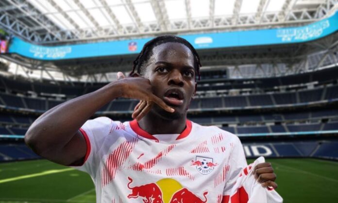 Lukeba con la camiseta del Leipzig y el Santiago Bernabéu.