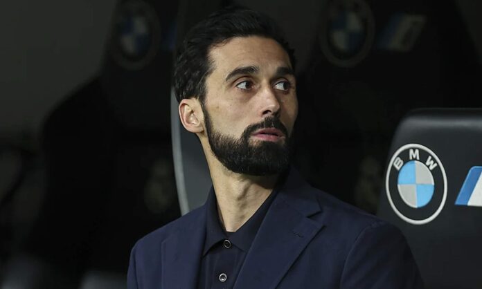 Álvaro Arbeloa sentado en el banquillo del Real Madrid. 