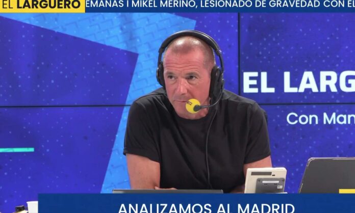 Manu Carreño dando información en El Larguero. 