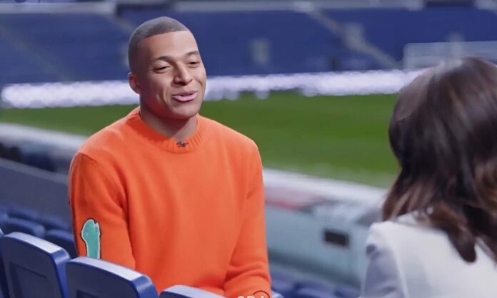 Mbappé cambia la voz cuando habla ante los medios de comunicación