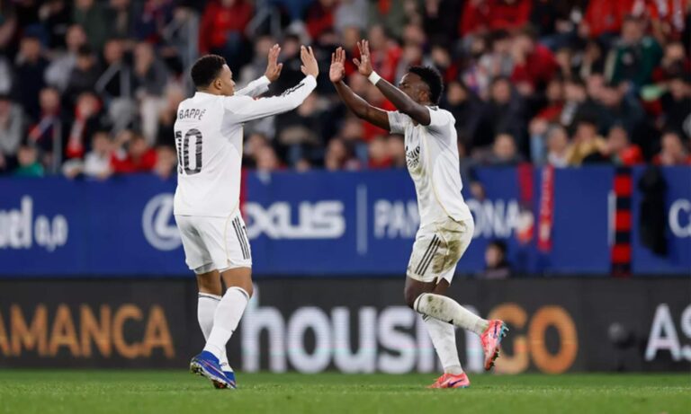 Kylian Mbappé y Vinícius Júnior durante el Osasuna - Real Madrid. 